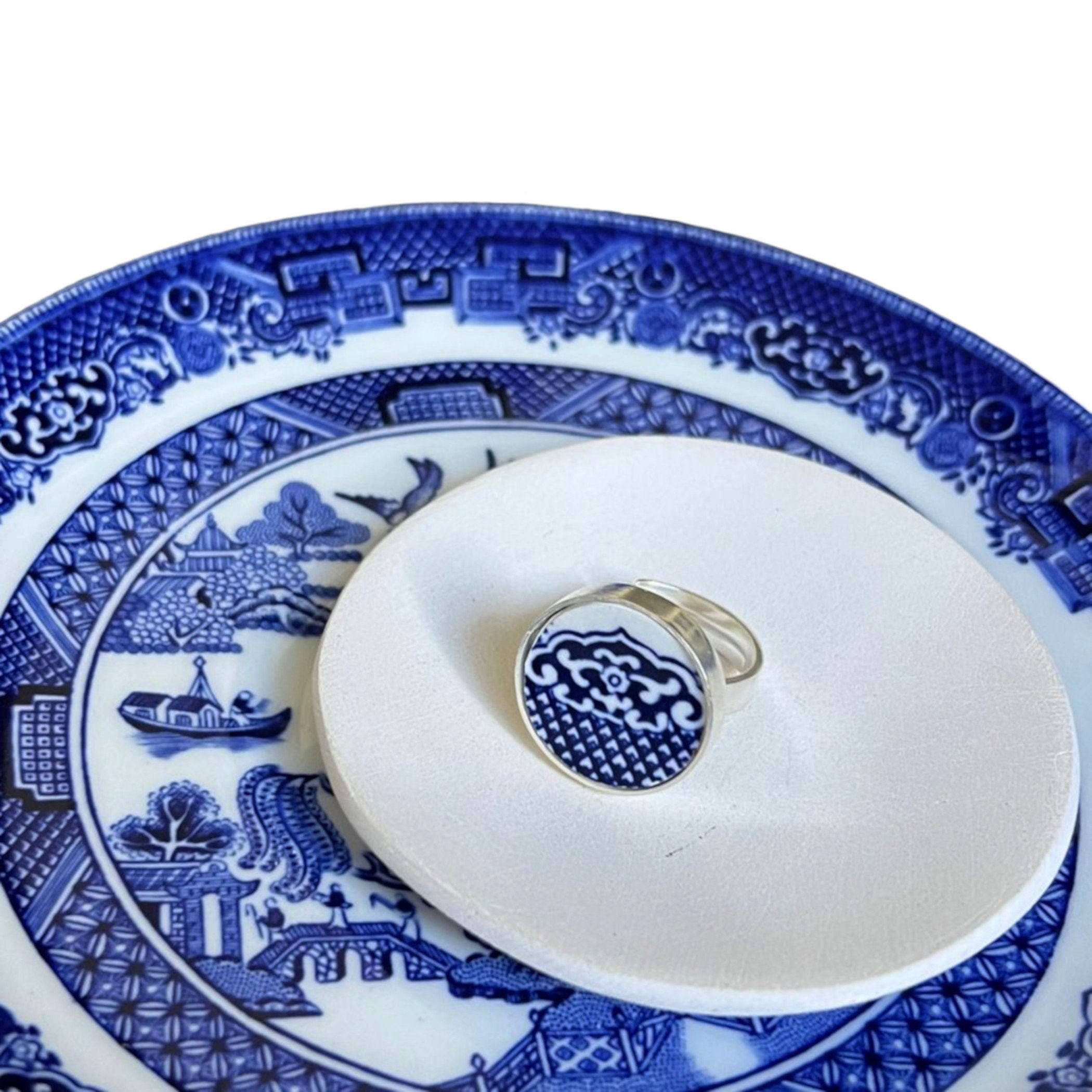 Vintage Johnson Brothers Blue Willow china set in an adjustable sterling silver ring settings, in a round shape, and displayed on the same style plate it originates from